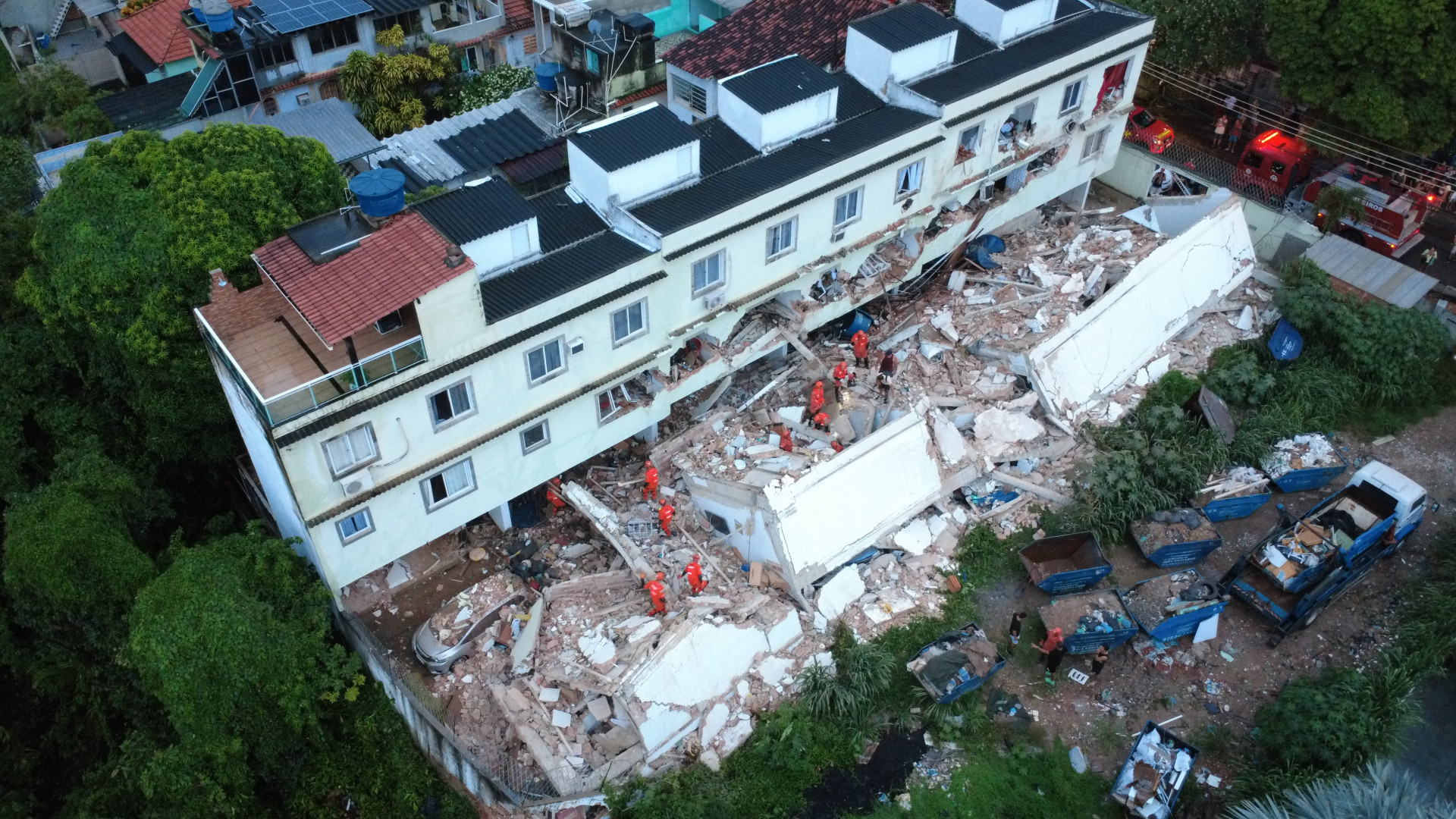 Desabamento aconteceu na Rua Visconde de Itabaiana, no Engenho Novo - Cesar Sales / Parceiro / Agência O Dia