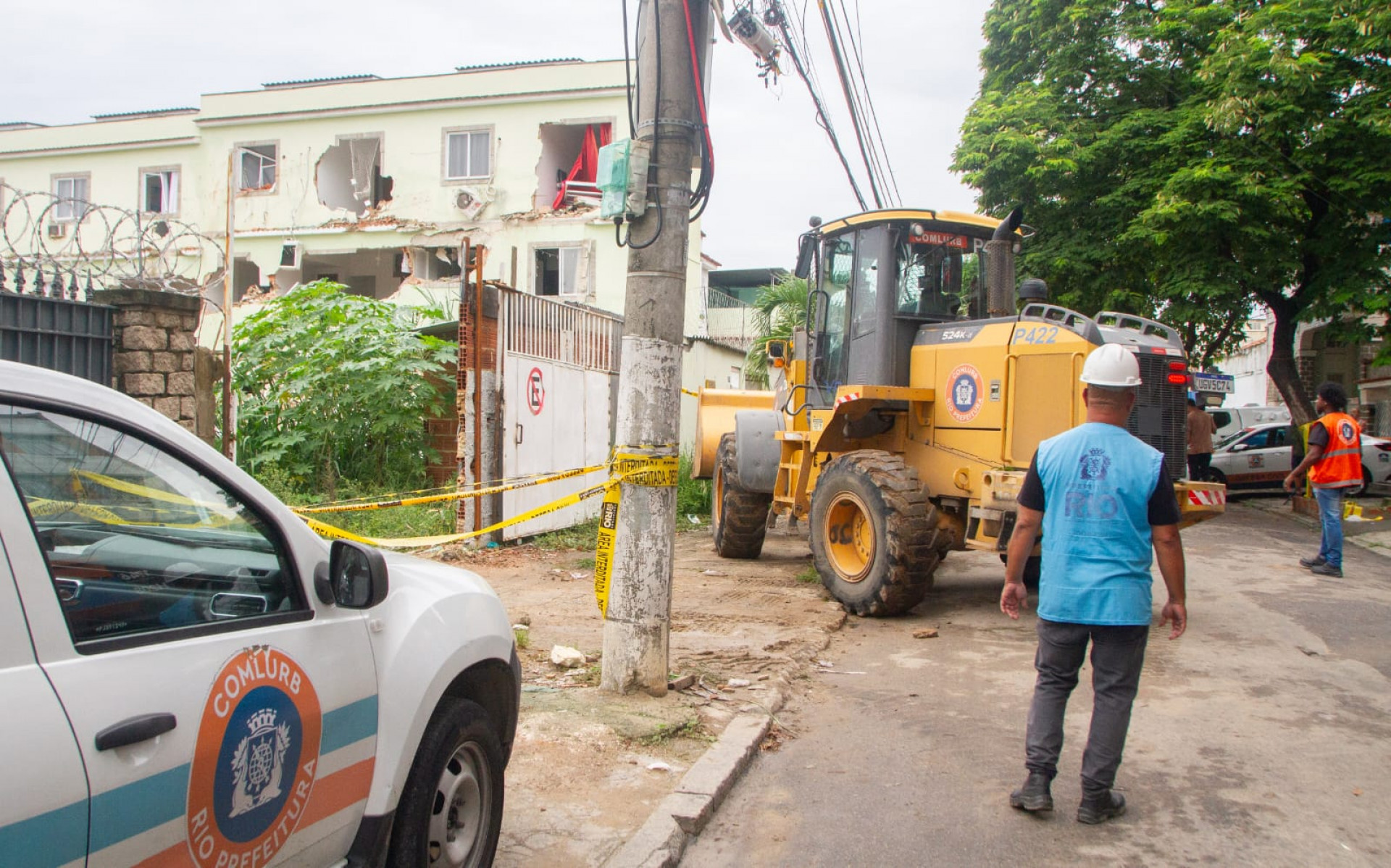 Comlurb e Secretaria de Conserva&ccedil;&atilde;o retiram escombros do desabamento - &Eacute;rica Martin / Ag&ecirc;ncia O Dia