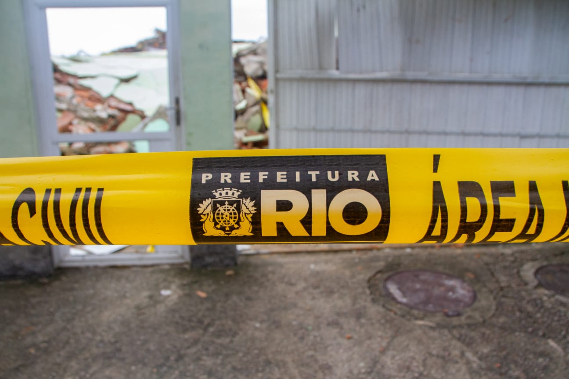 Pr&eacute;dio desabou na Rua Visconde de Itabaiana, no Engenho Novo, foi interditado - &Eacute;rica Martin / Ag&ecirc;ncia O Dia