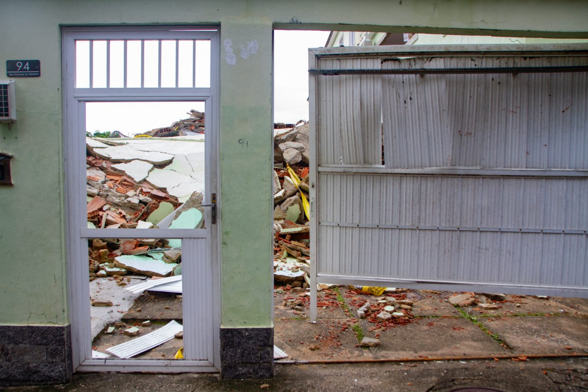 Prédio desabou na Rua Visconde de Itabaiana, no Engenho Novo, neste domingo (8) - Érica Martin / Agência O Dia