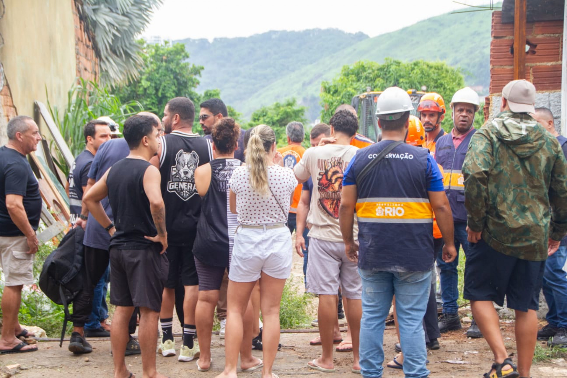 Moradores de pr&eacute;dio que desabou escutam orienta&ccedil;&otilde;es da Defesa Civil - &Eacute;rica Martin / Ag&ecirc;ncia O Dia