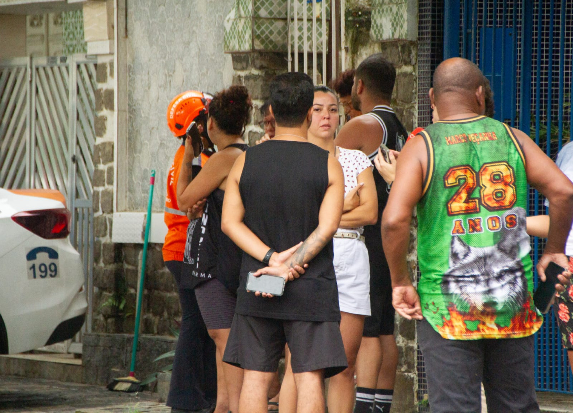 Moradores de pr&eacute;dio que desabou escutam orienta&ccedil;&otilde;es da Defesa Civil - &Eacute;rica Martin / Ag&ecirc;ncia O Dia