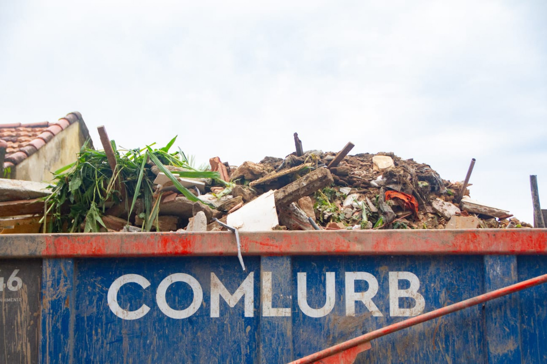 Comlurb e Secretaria de Conserva&ccedil;&atilde;o retiram escombros do desabamento - &Eacute;rica Martin / Ag&ecirc;ncia O Dia