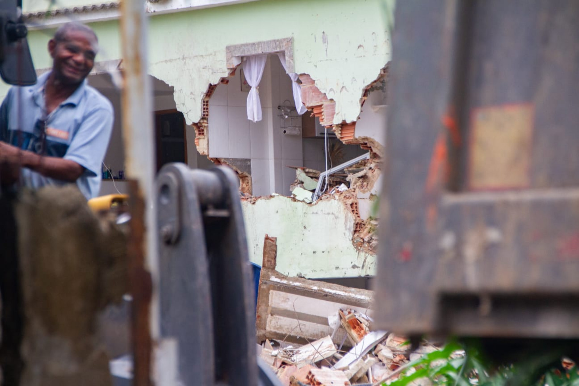 Prédio desabou na Rua Visconde de Itabaiana, no Engenho Novo, neste domingo (8) - Érica Martin / Agência O Dia