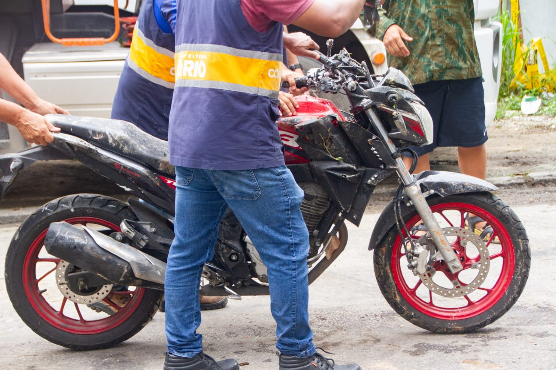 Moto foi danificada em desabamento de pr&eacute;dio no Engenho Novo - &Eacute;rica Martin / Ag&ecirc;ncia O Dia