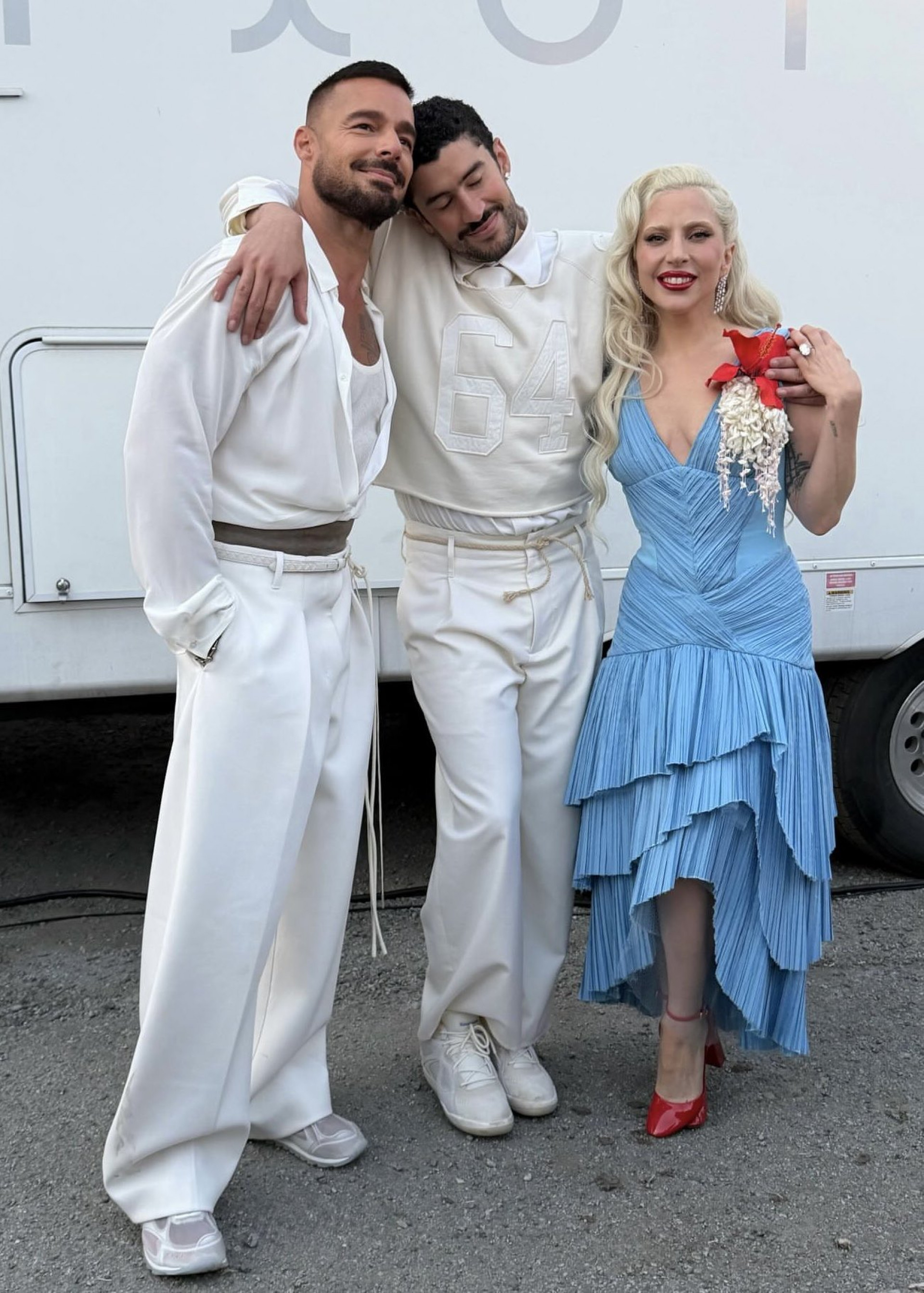 Ricky Martin, Bad Bunny e Lady Gaga nos bastidores do show no Super Bowl - Reprodução / X