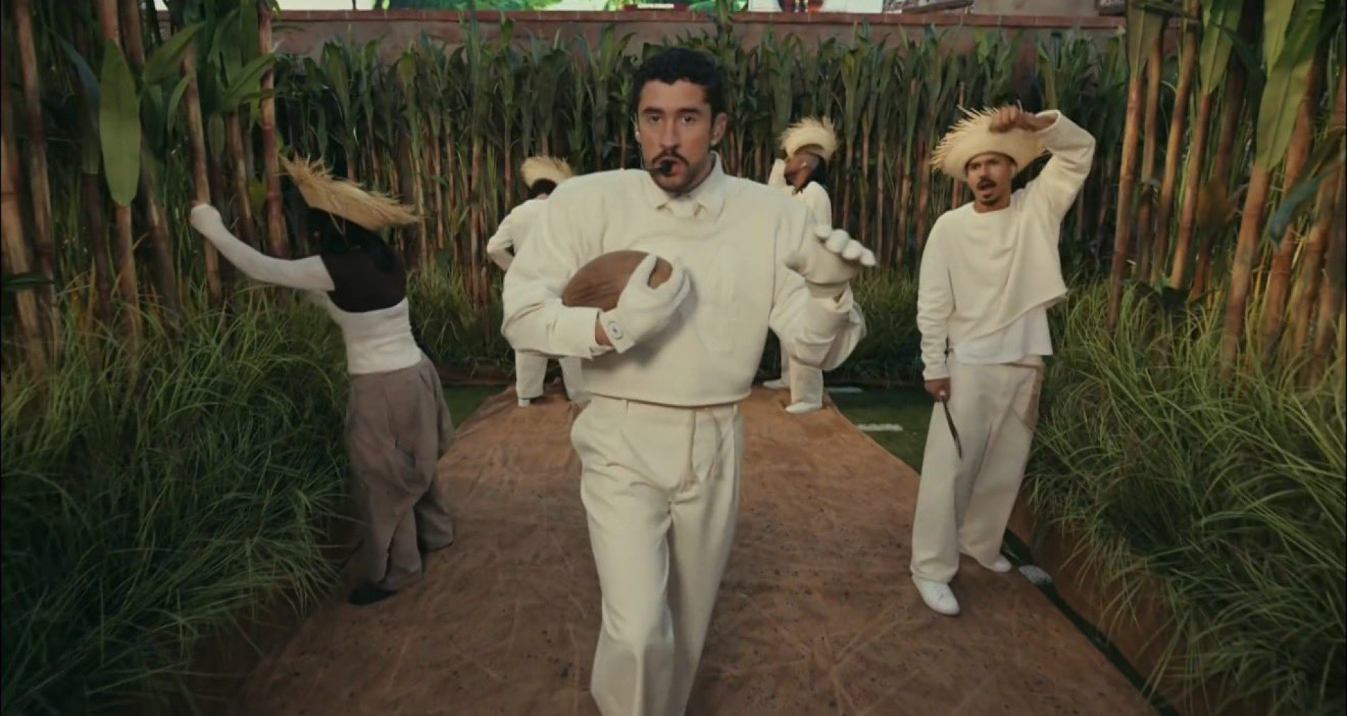 Bad Bunny se apresenta no intervalo do Super Bowl - Reprodução de vídeo / X