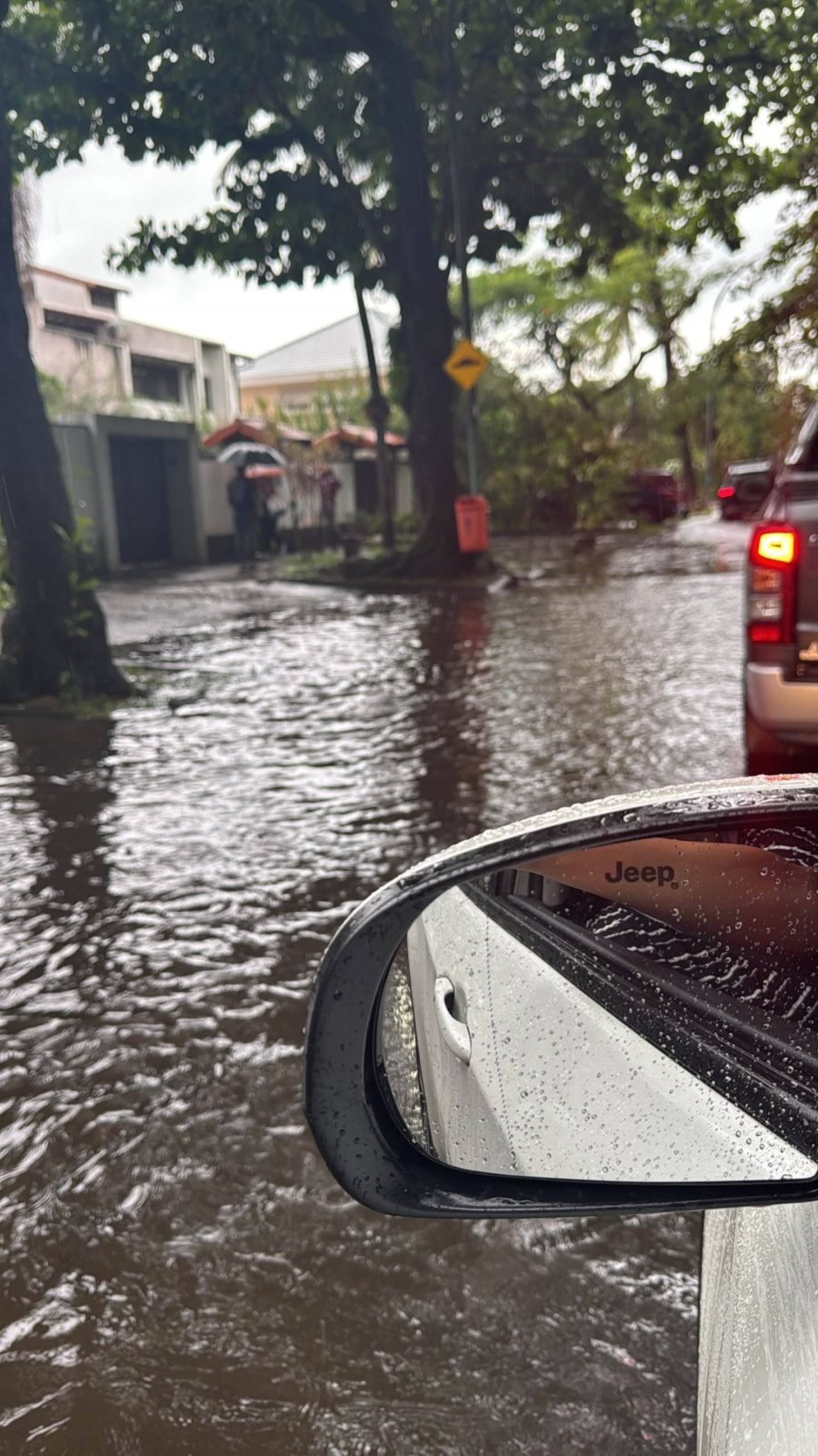 Bolsão d'água na rua Vilhena de Morais, na altura da avenida David Nasser, na Barra da Tijuca - Divulgação/COR-Rio
