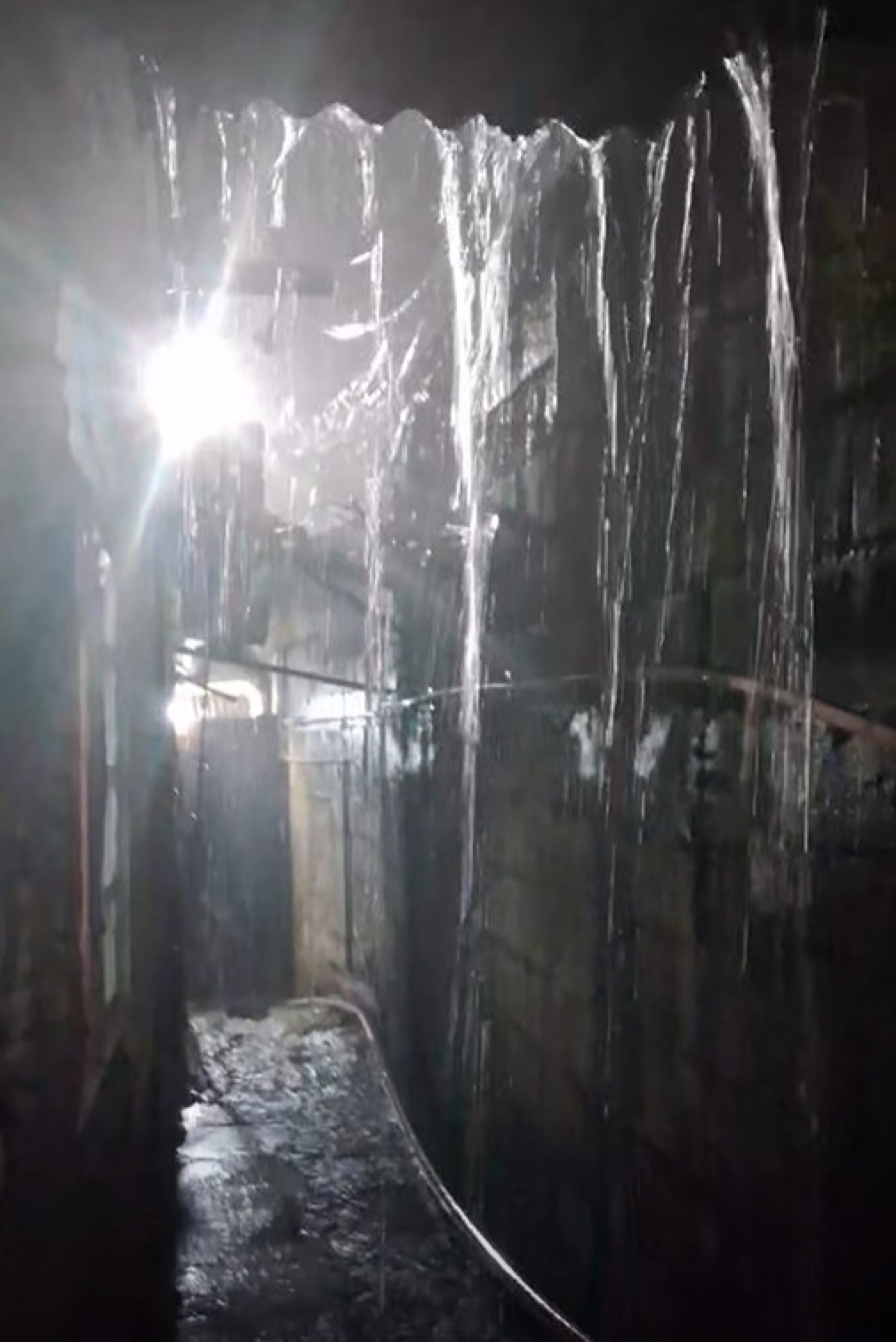 Volume das chuvas no bairro Itaipu, em Niterói, na noite deste domingo (8) - Reprodução / Redes sociais