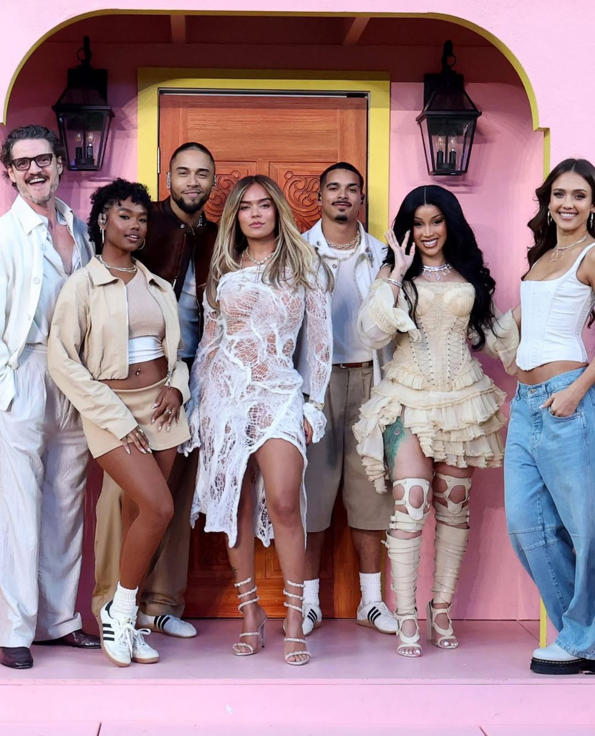 Pedro Pascal, Karol G, Jessica Alba e Cardi B participam da apresentação de Bad Bunny no Super Bowl - Reprodução / Instagram