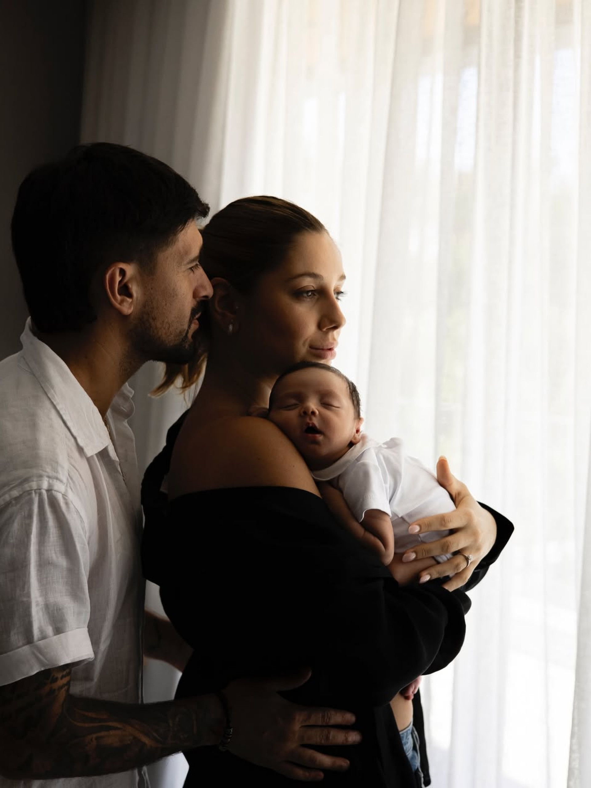 Arrascaeta posa com família - Reprodução / Instagram 