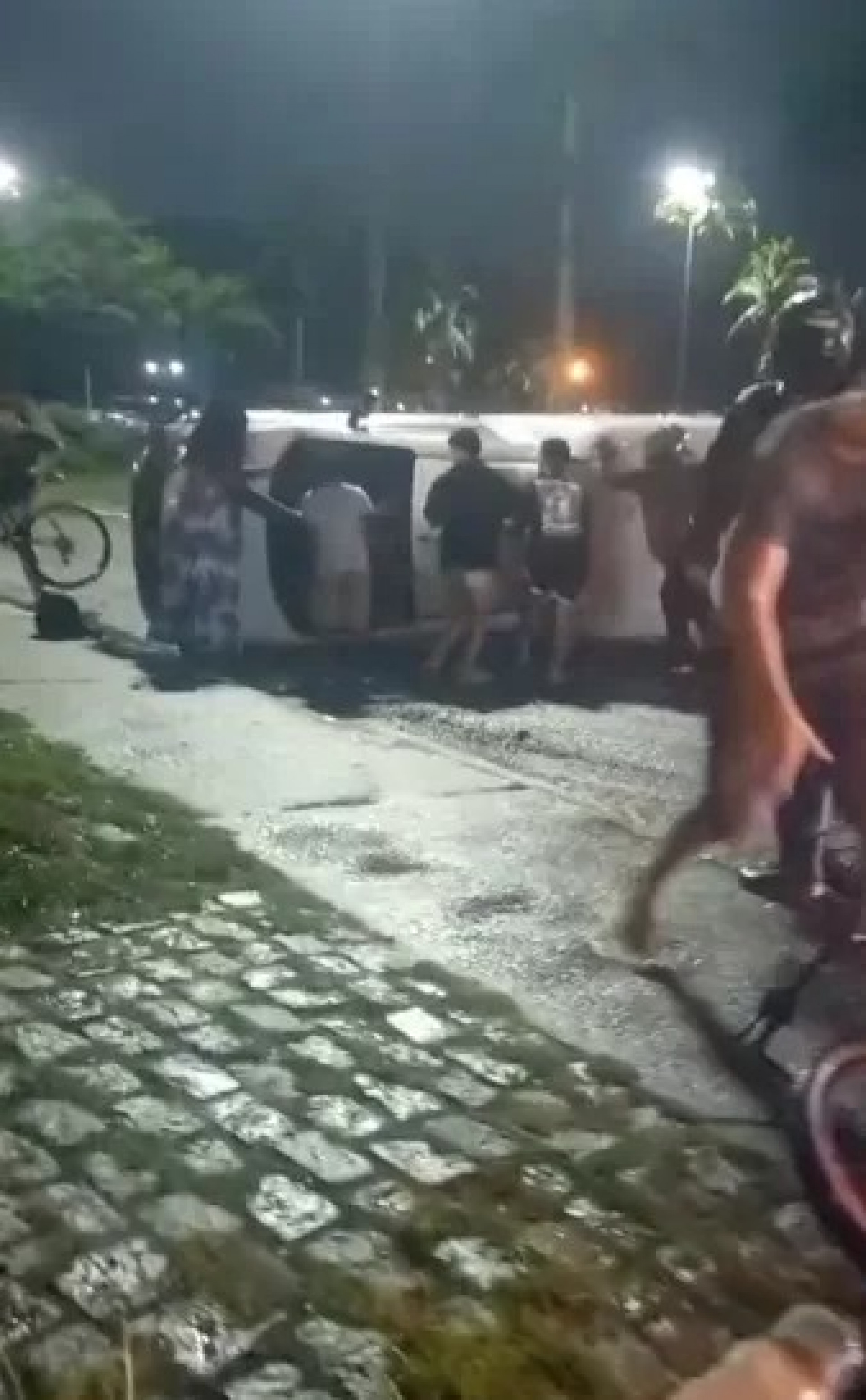 Capotamento após colisão entre carros deixa feridos no Centro de Cabo Frio