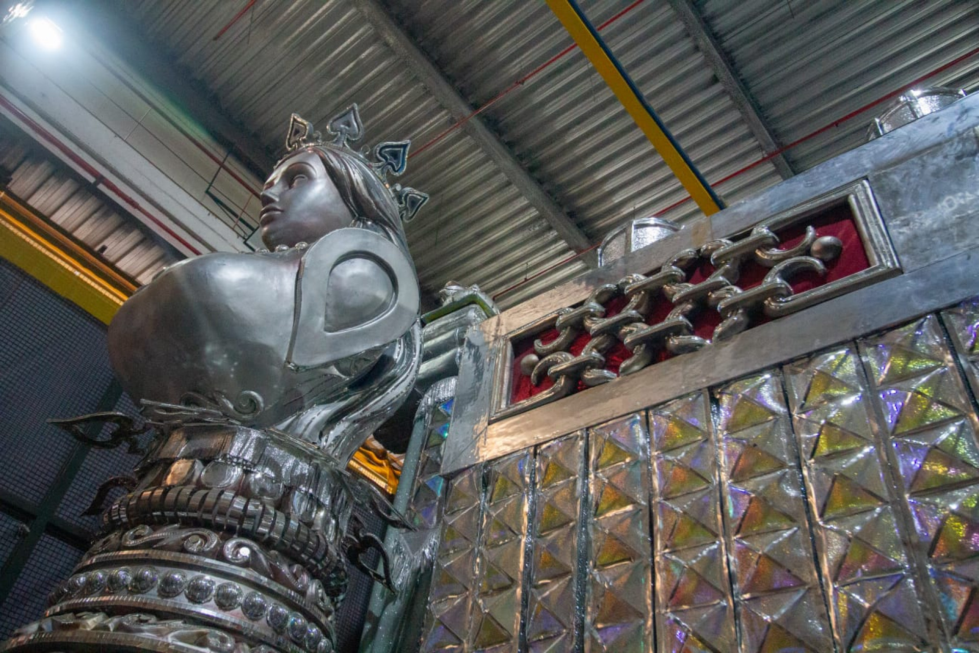 Alegoria da Viradouro no barrac&atilde;o - &Eacute;rica Martin / Ag&ecirc;ncia O Dia