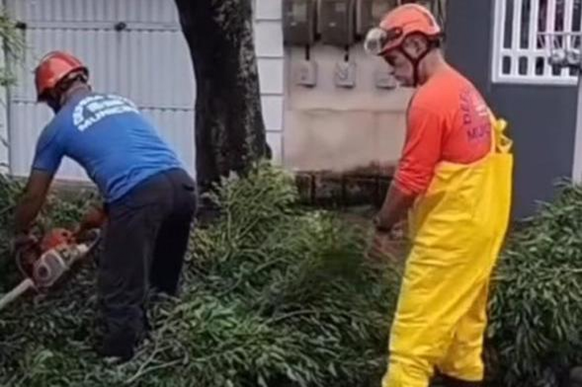 Ruas alagadas e equipes em a&ccedil;&atilde;o ap&oacute;s o temporal que atingiu Rio das Ostras no domingo - Foto: Reprodu&ccedil;&atilde;o V&iacute;deo Rede Social