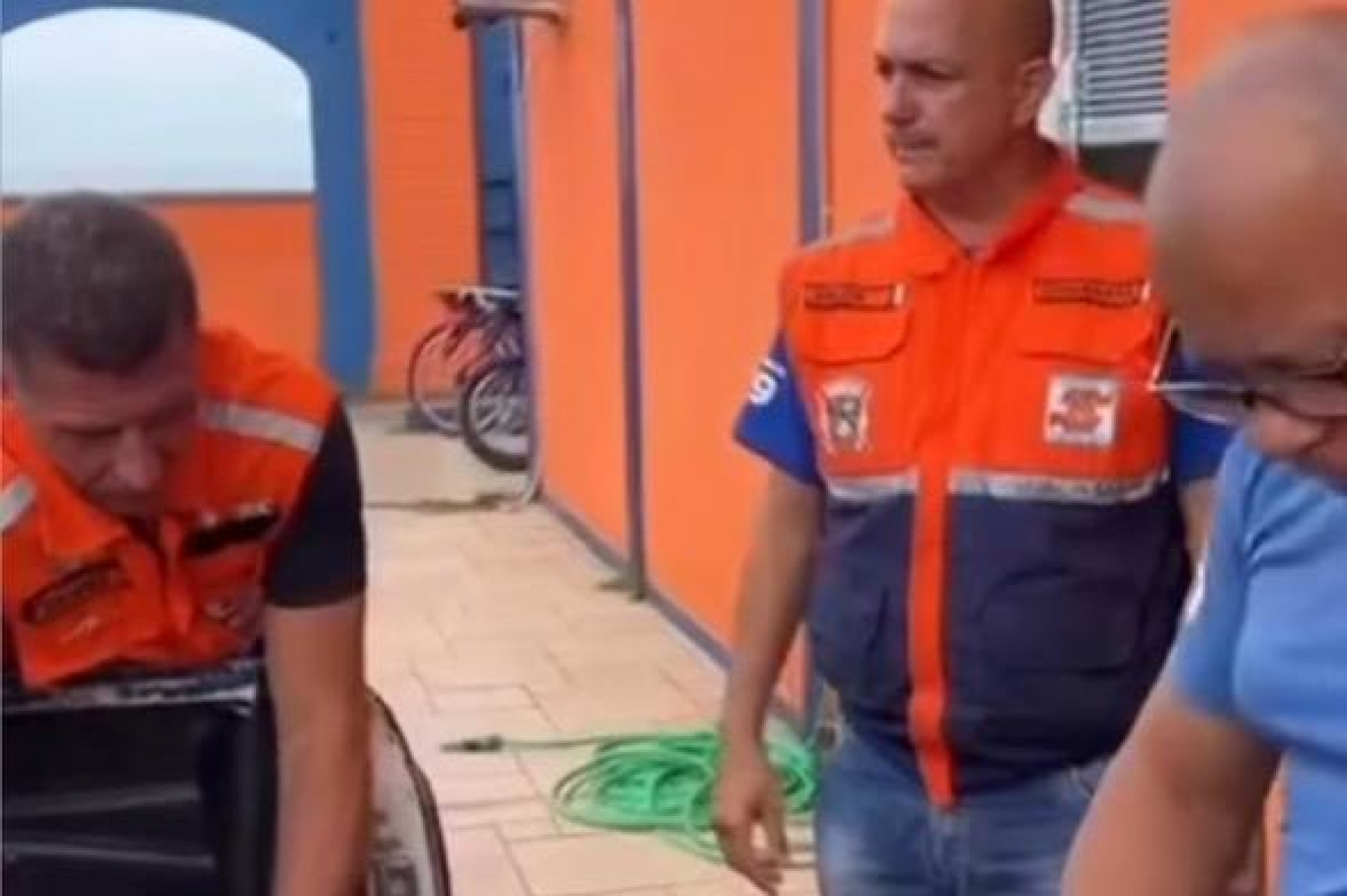 Ruas alagadas e equipes em a&ccedil;&atilde;o ap&oacute;s o temporal que atingiu Rio das Ostras no domingo - Foto: Reprodu&ccedil;&atilde;o V&iacute;deo Rede Social