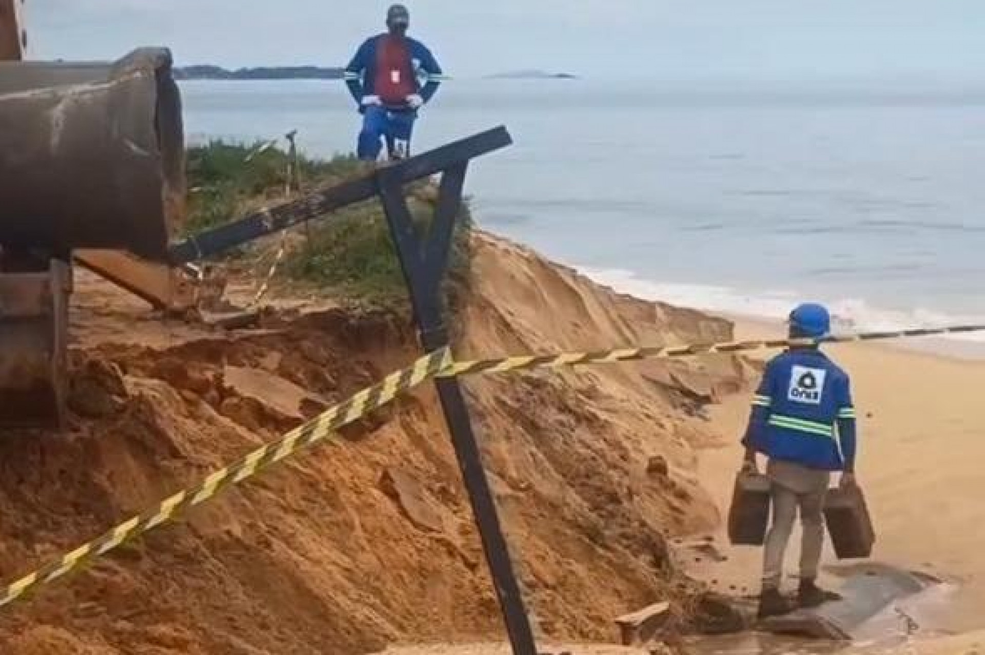 Eros&atilde;o atinge trecho da Avenida Atl&acirc;ntica ap&oacute;s chuva forte em Barra de S&atilde;o Jo&atilde;o - Foto: Reprodu&ccedil;&atilde;o V&iacute;deo Rede Social