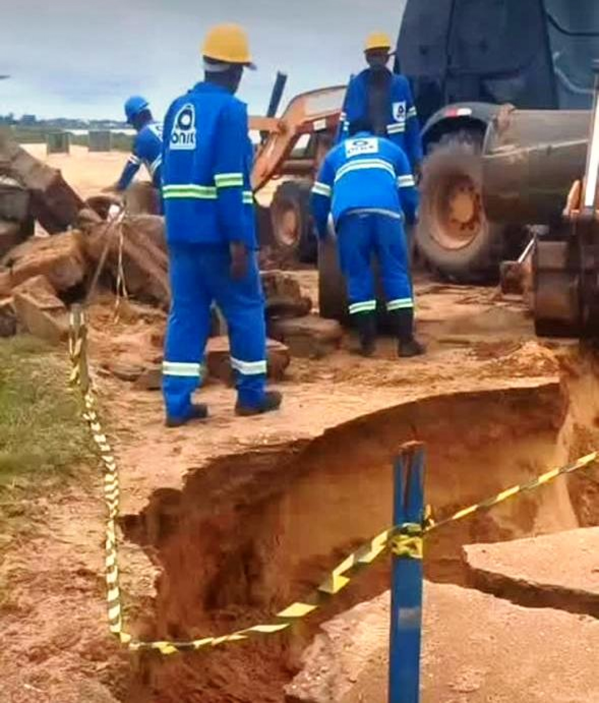 Erosão atinge trecho da Avenida Atlântica após chuva forte em Barra de São João