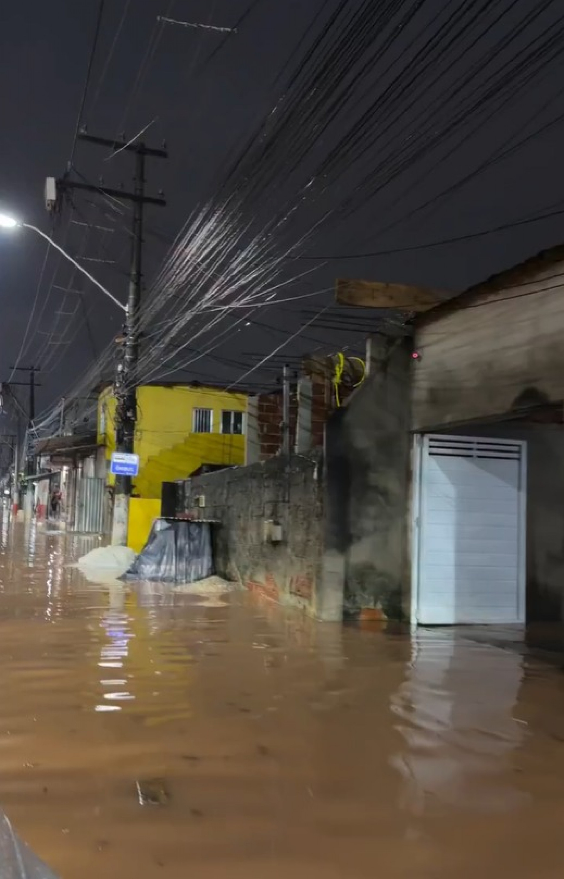 Alagamento em uma rua do bairro Campos El&iacute;seos, em Duque de Caxias, na madrugada deste domingo (8) - Reprodu&ccedil;&atilde;o / Redes sociais