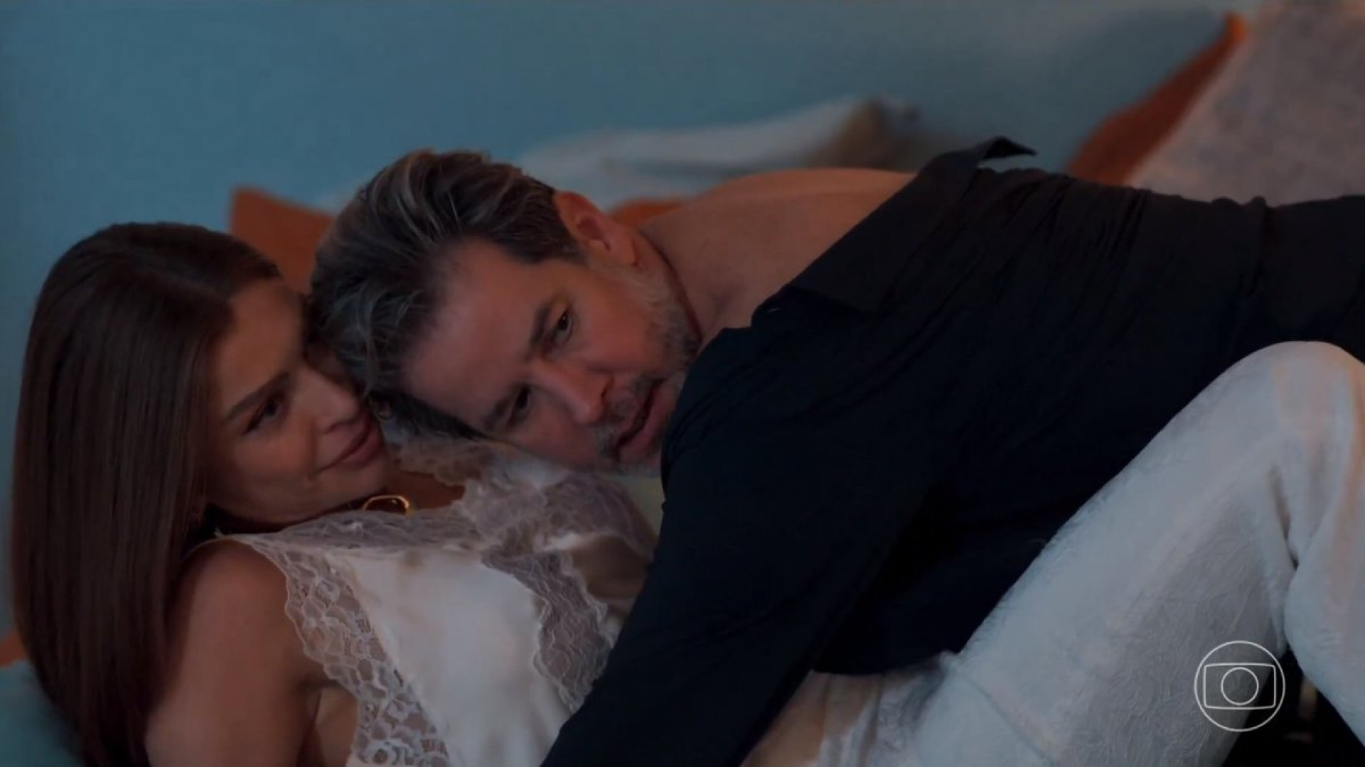 Ferette levou Arminda para a cama de Zenilda - Reprodução/Globo