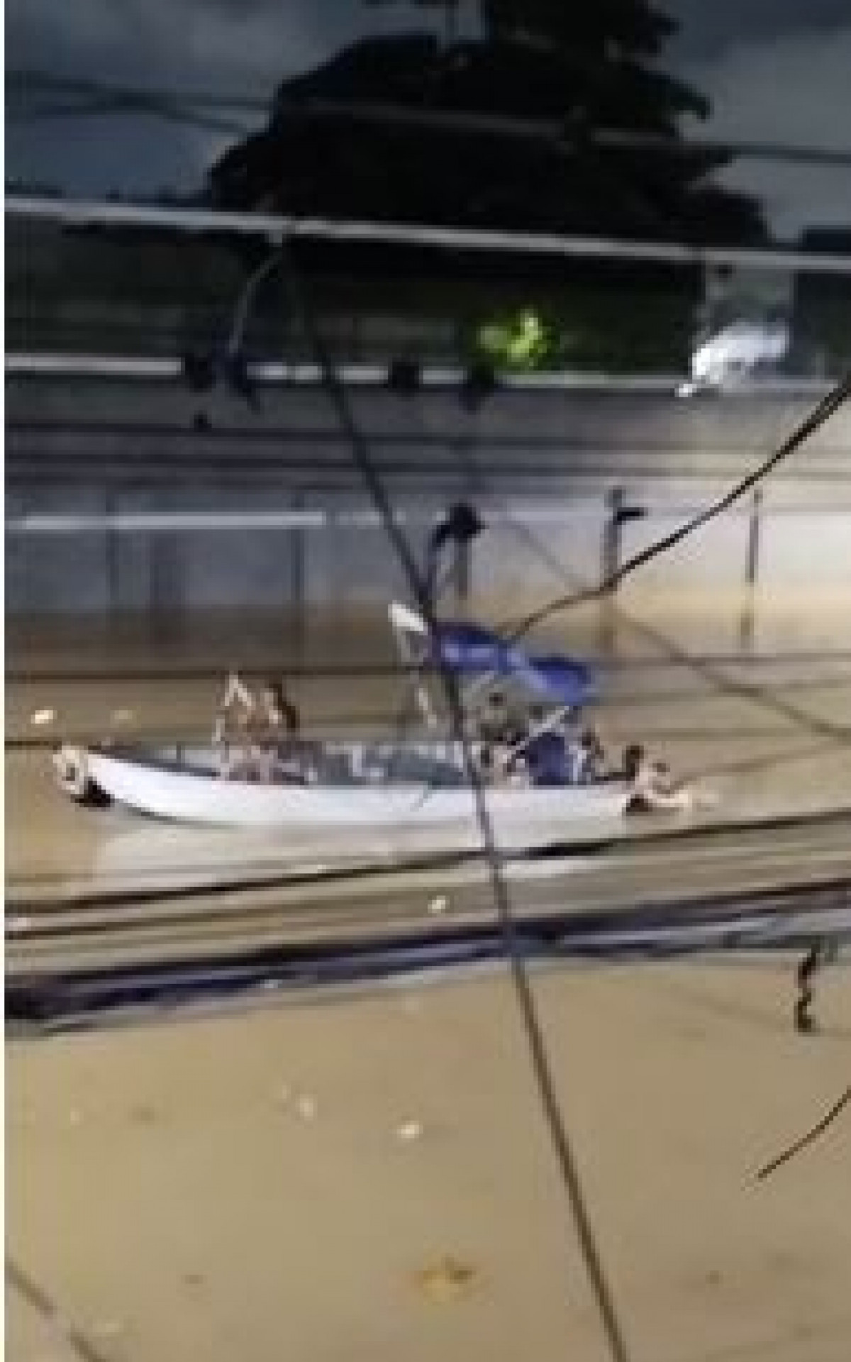 Na Avenida dos Democráticos, em Manguinhos, moradores usaram um barco para se locomover - Rede Social