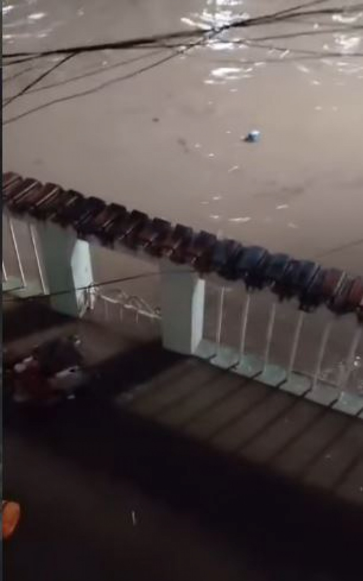 Ruas de Bonsucesso, na Zona Norte, ficaram completamente alagadas - Rede Social