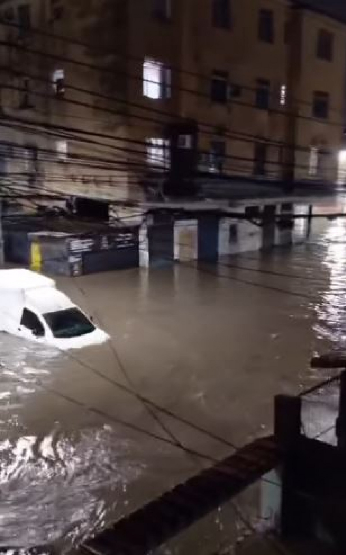 Ruas de Bonsucesso, na Zona Norte, ficaram completamente alagadas - Rede Social