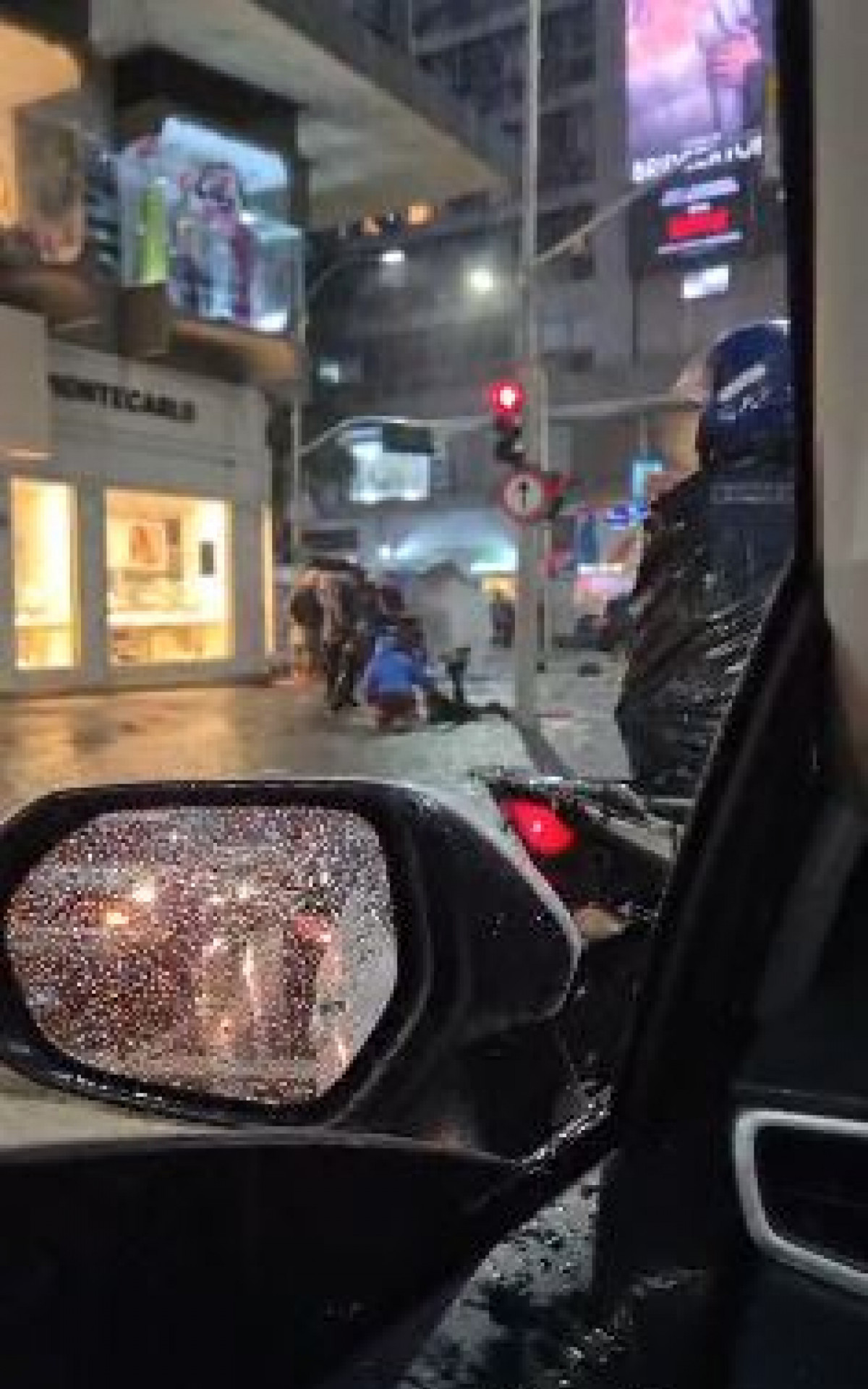 Imagem mostra vítima desacorda ao ser atingida por descarga elétrica - Reprodução