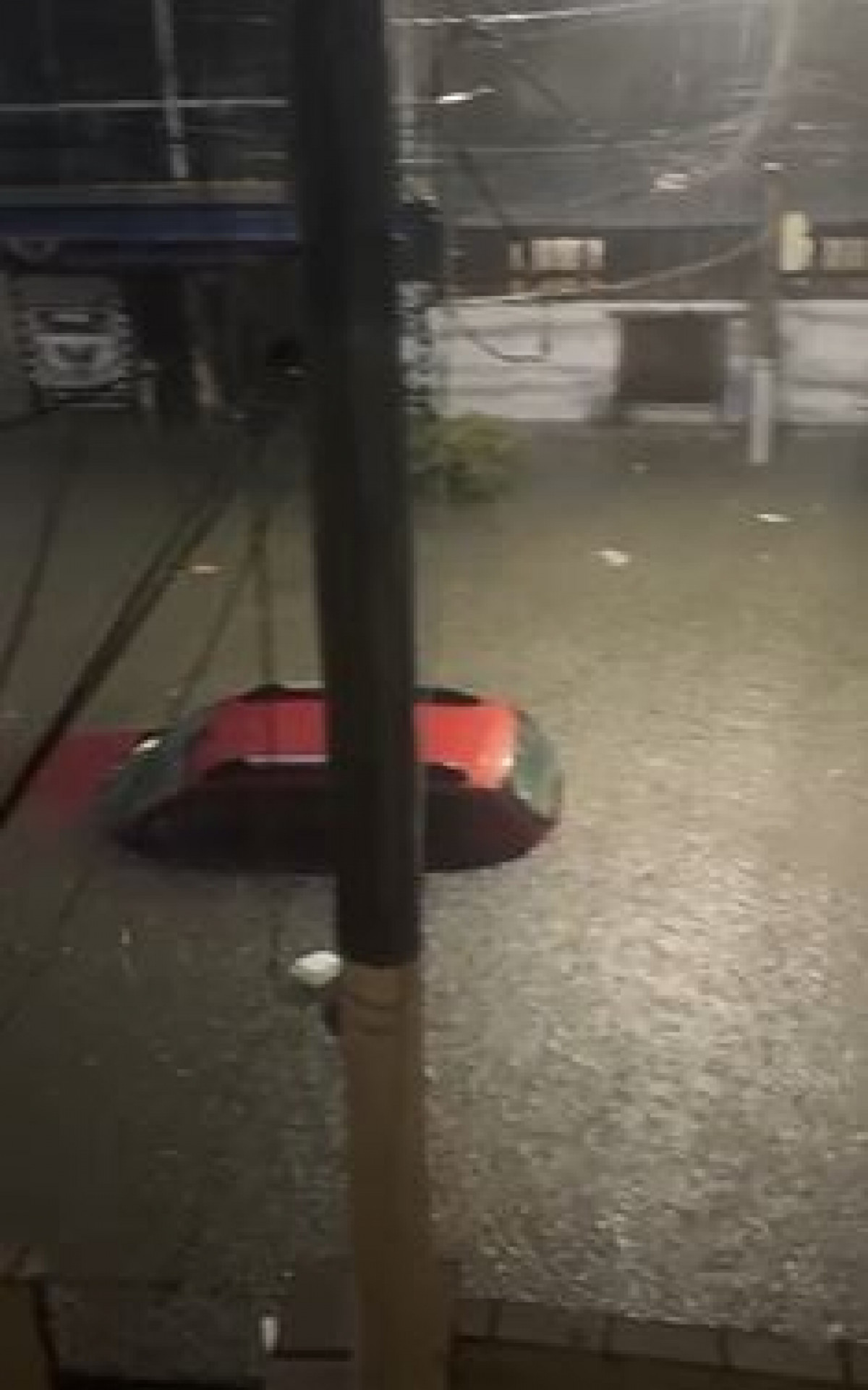 Em Piedade, carros ficaram parcialmente submersos - Rede Social