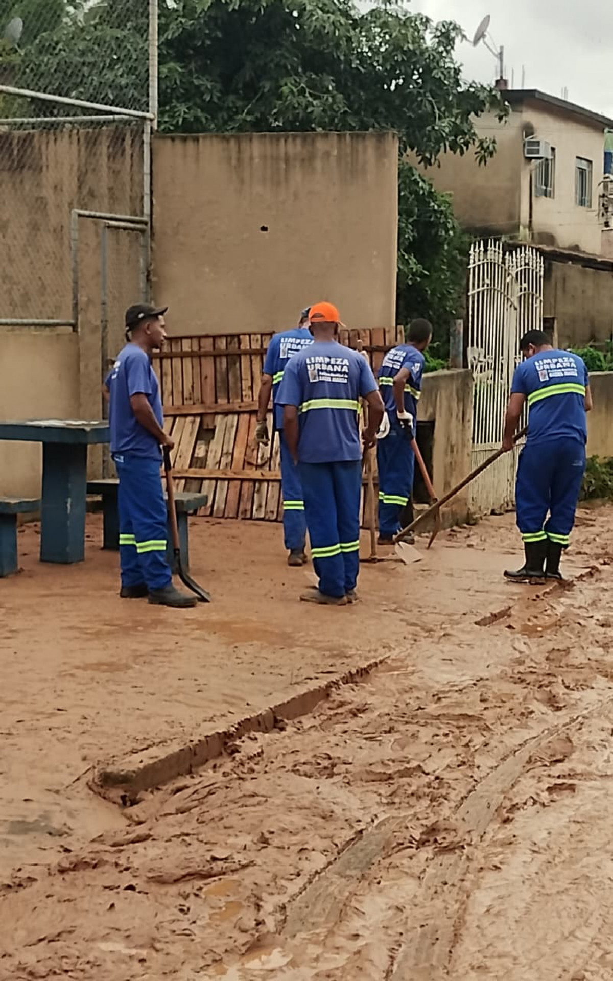 Equipes da Prefeitura atuam de forma ininterrupta na desobstru&ccedil;&atilde;o de vias, retirada de entulhos e apoio &agrave;s fam&iacute;lias afetadas - Foto: Chico de Assis