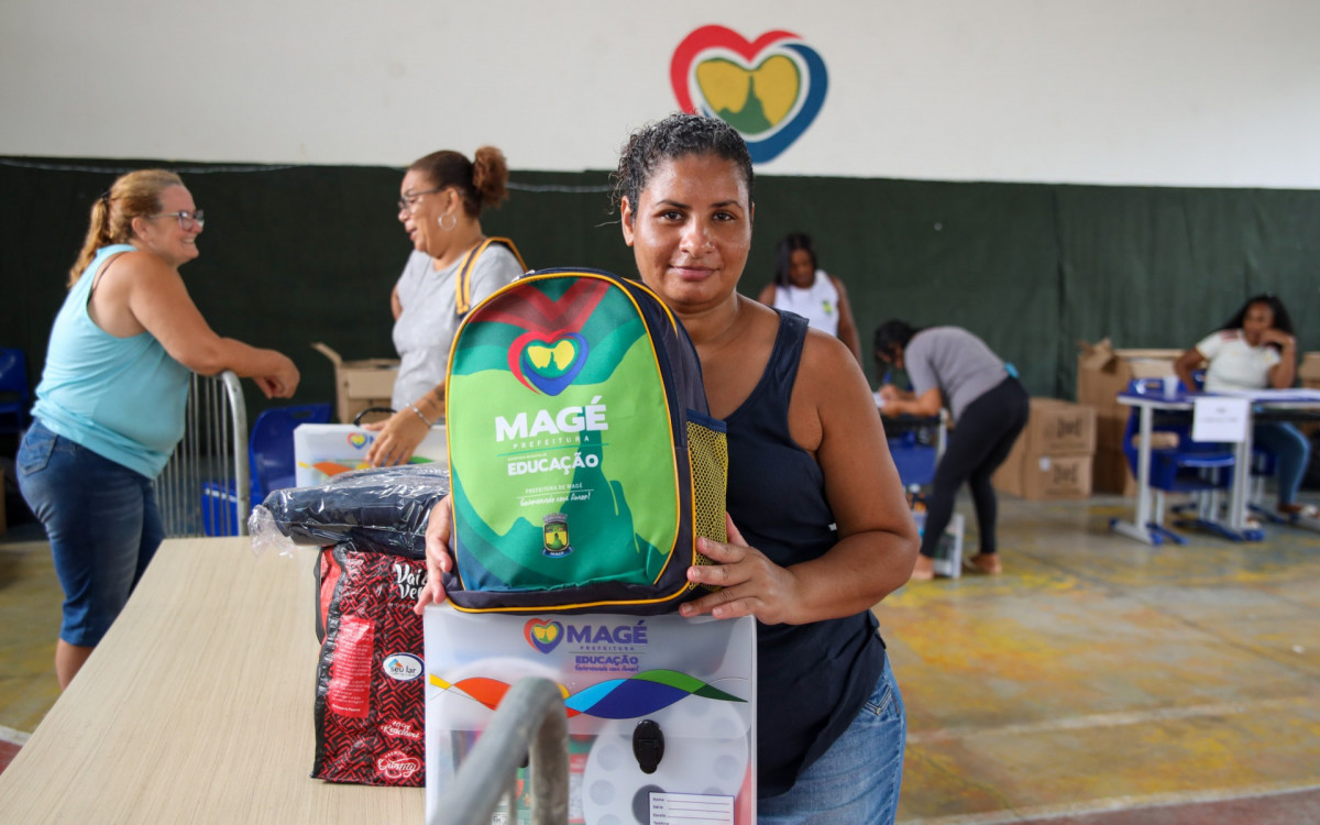 Prefeitura de Mag&eacute; entrega mais de 40 mil kits escolares e uniformes  - Divulga&ccedil;&atilde;o