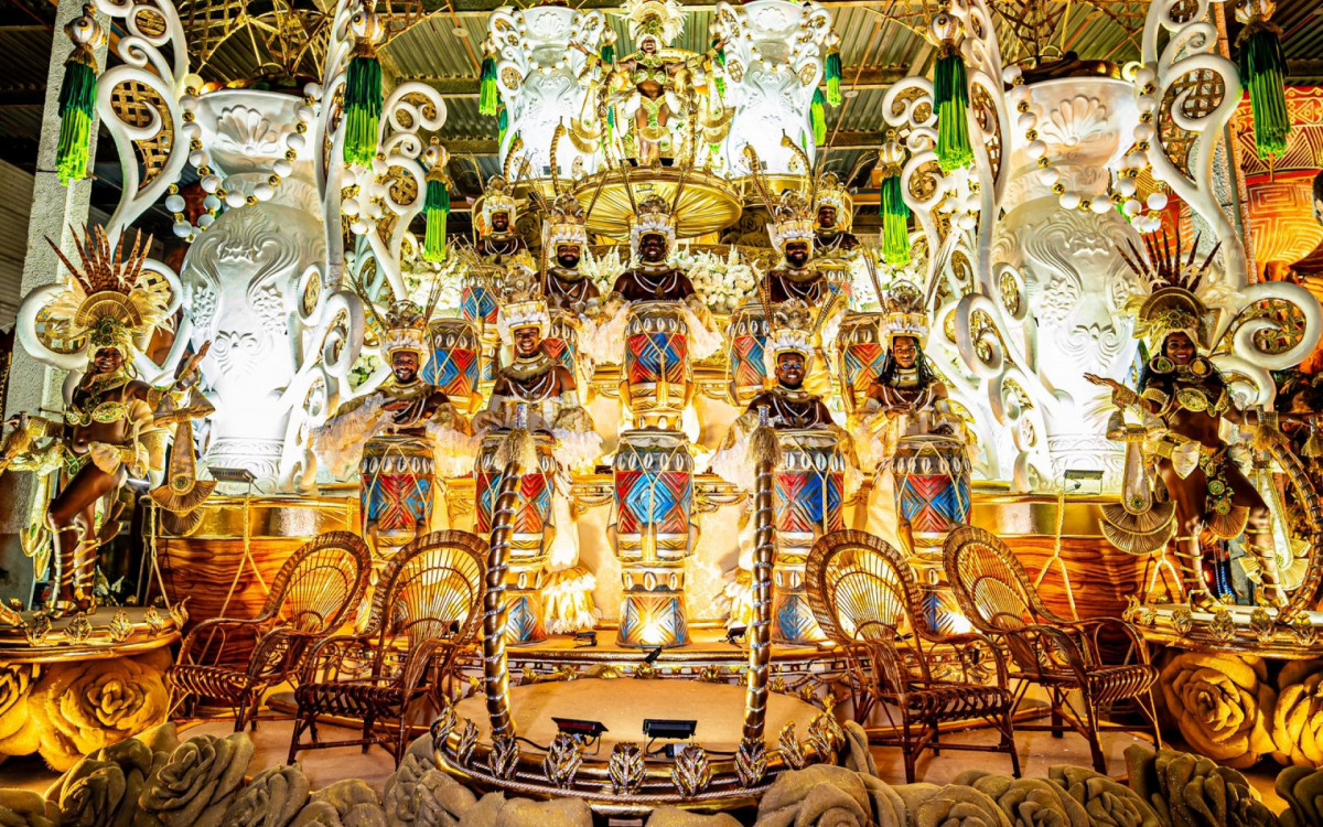 Alegoria da Esta&ccedil;&atilde;o Primeira de Mangueira 