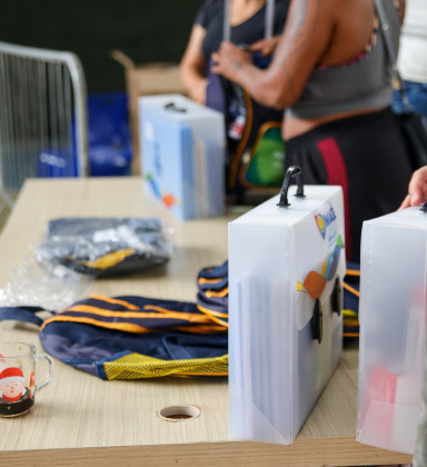 Prefeitura de Magé entrega mais de 40 mil kits escolares e uniformes 