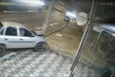 Motorista acelera, porta do carro abre e criança cai no meio de avenida