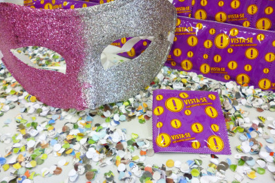 Beijo, bloco e consciência: saúde sexual também faz parte da folia