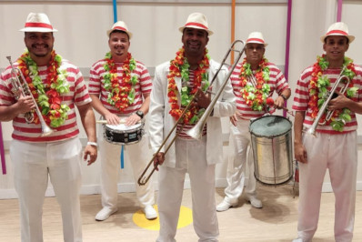 Banda da Folia abre carnaval em baile à fantasia na lagoa de Carapebus