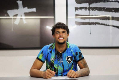 Bruno Samudio assina primeiro contrato profissional com o Botafogo