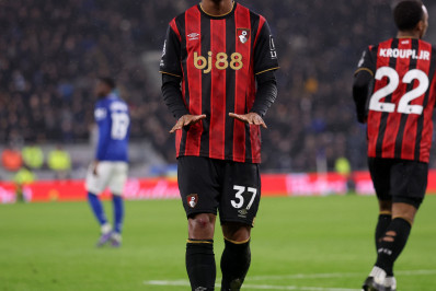 Rayan comete pênalti, mas se redime e marca em vitória do Bournemouth