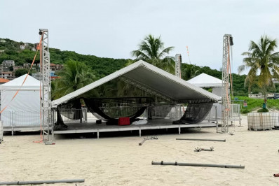 Arena dos Blocos é montada para o Carnaval 2026 em Arraial do Cabo