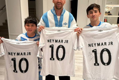 Neymar presenteia Messi e filhos com camisa do Santos
