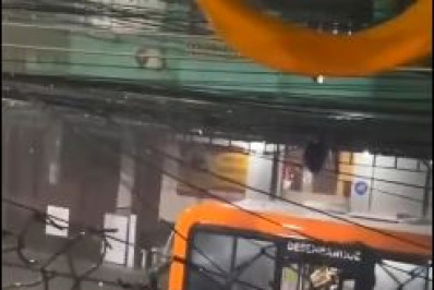 Vídeo: Passageiros formam corrente humana para abandonar ônibus ilhado em Bonsucesso