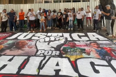 'Era para o meu filho estar aqui', desabafa mãe antes de júri de PMs por morte de Thiago Flausino