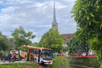 Ônibus cai na margem de rio no Centro de Petrópolis