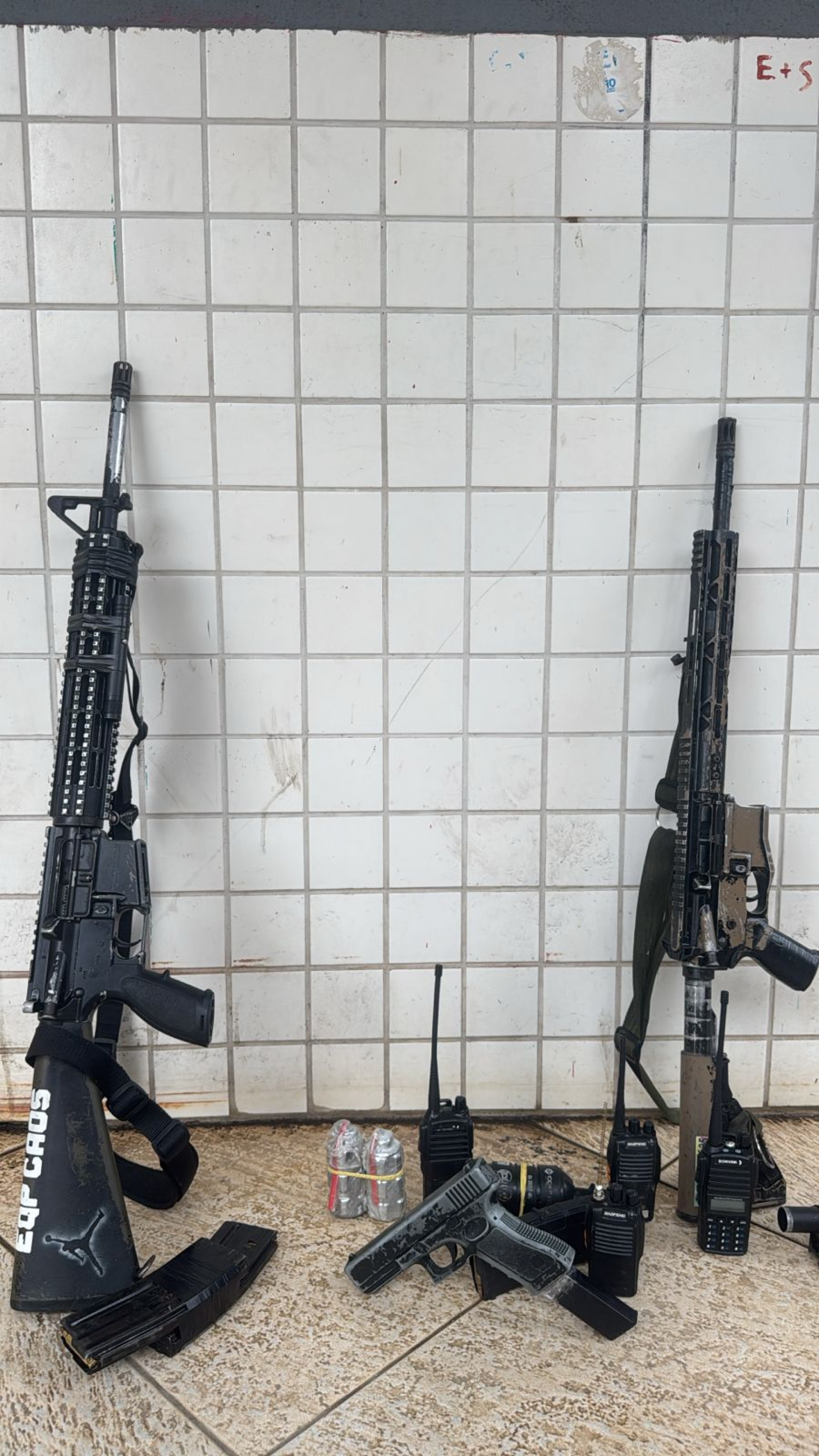 Fuzis e pistolas foram apreendidos pelo Bope na comunidade César Maia - Reprodução / Redes Sociais