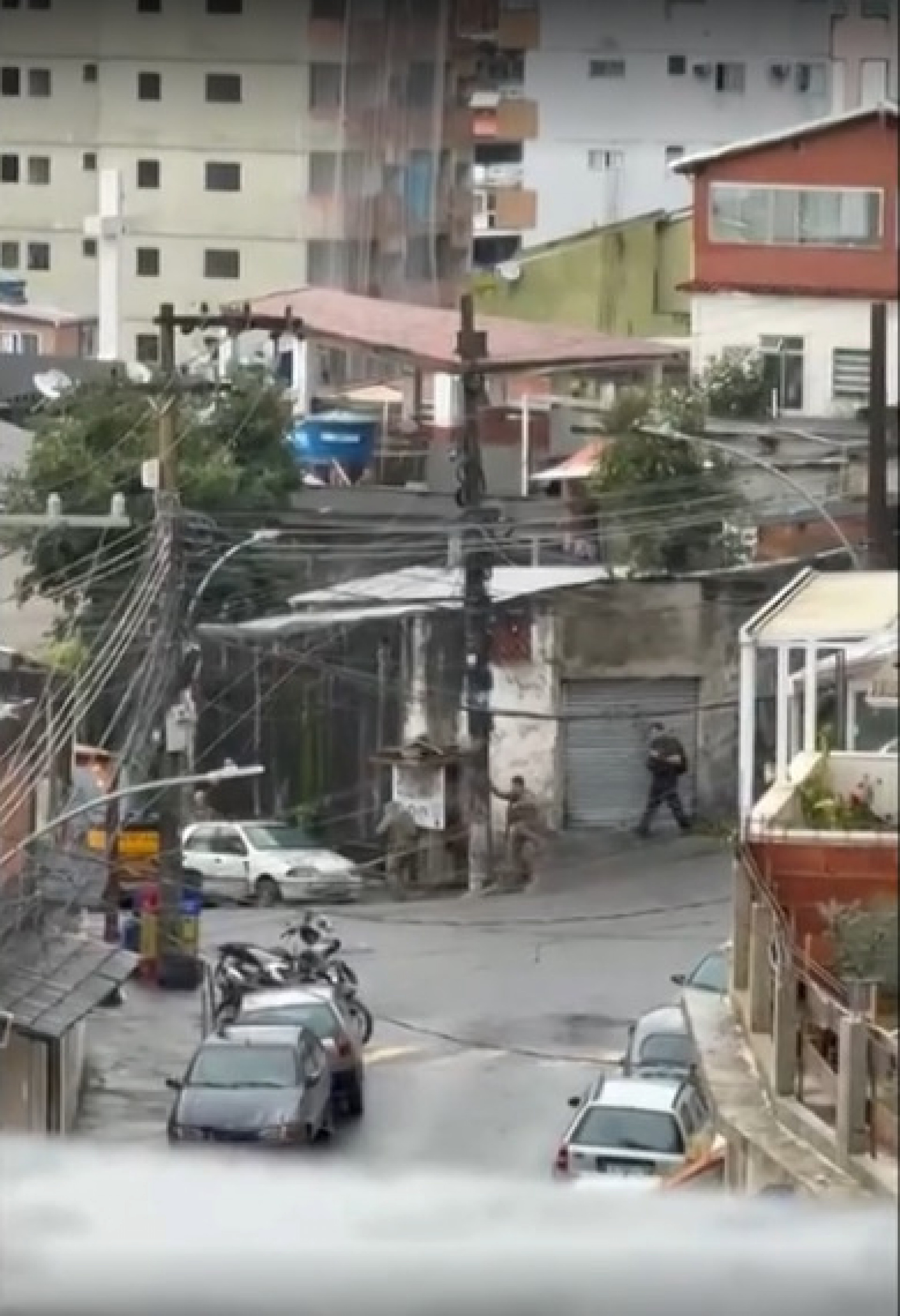 Imagens gravadas por moradores da região mostram intenso tiroteio