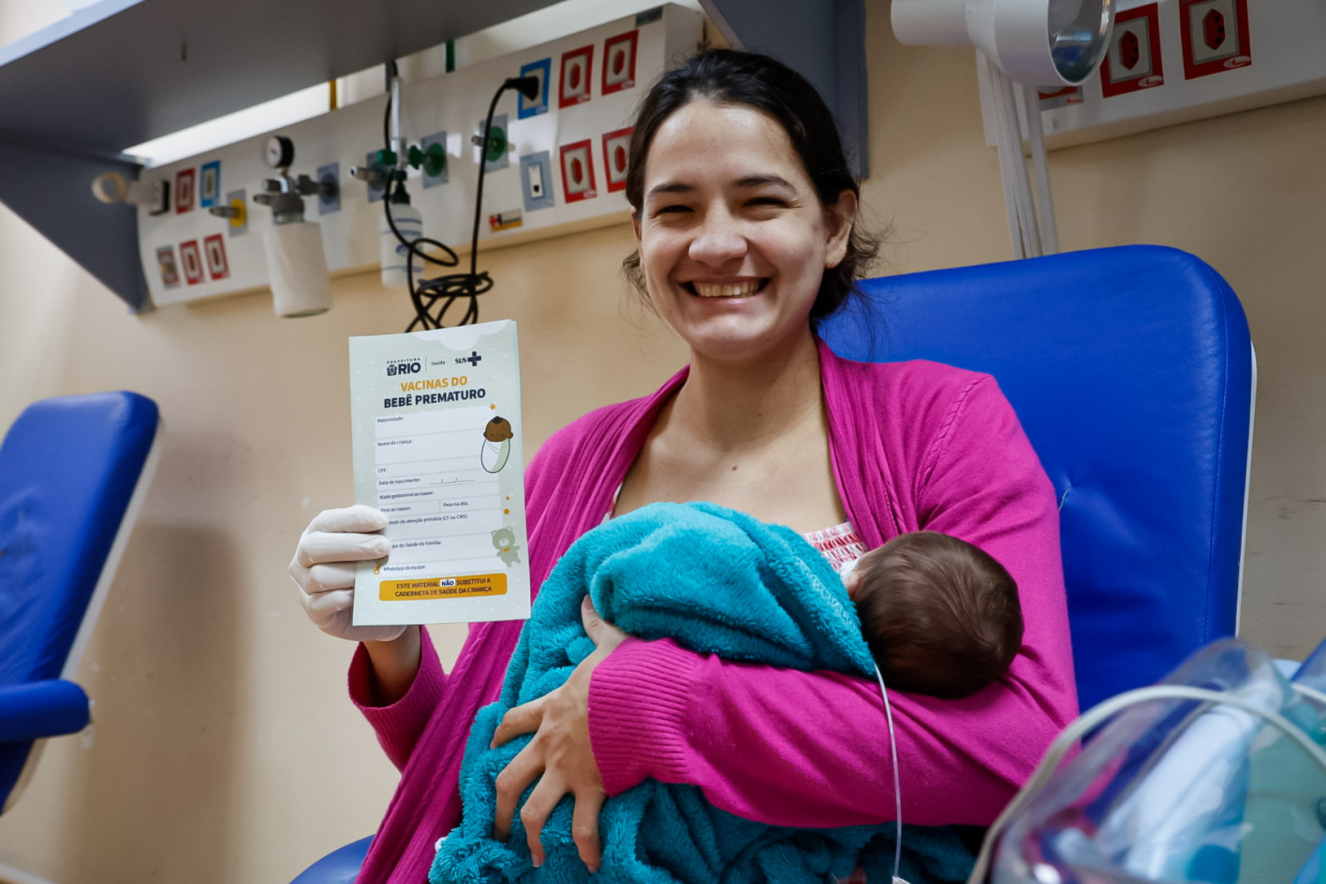 M&atilde;e vacinou o beb&ecirc; prematuro contra o VRS nesta segunda-feira (9) - Edu Kapps / Secretaria Municipal de Sa&uacute;de