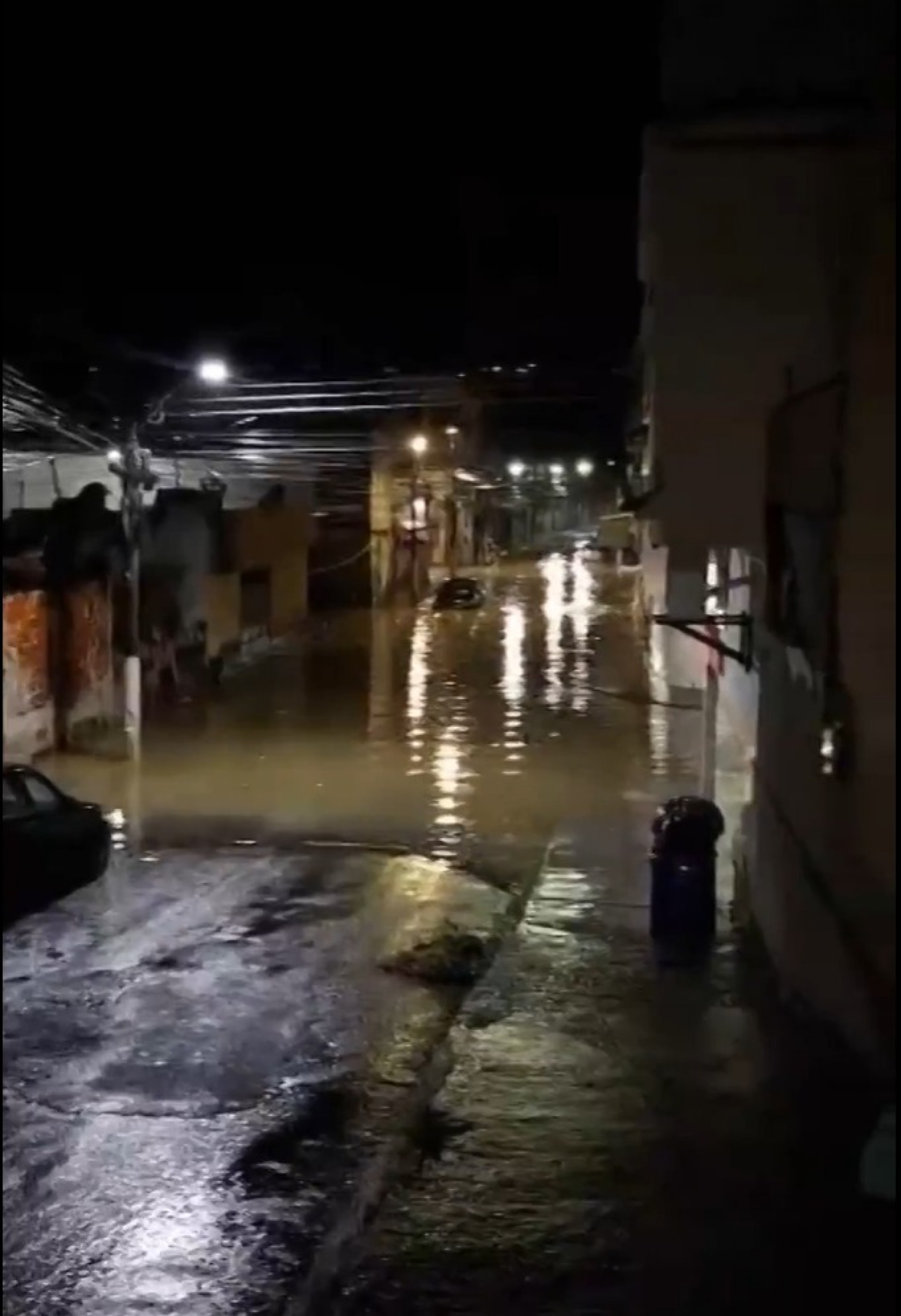 Temporal registrado em Barra Mansa, na madrugada desta terça-feira (10) - Reprodução / Redes sociais