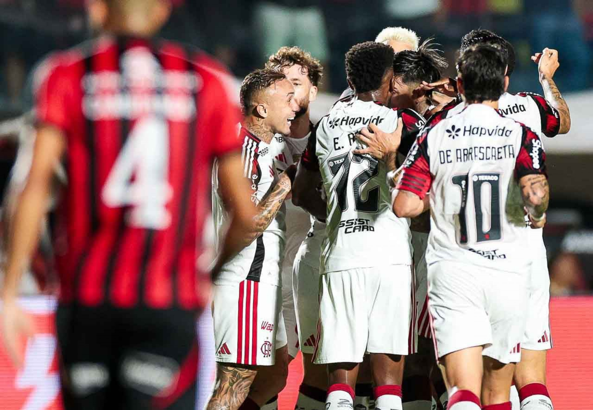 Rossi pega p&ecirc;nalti, e Flamengo bate o Vit&oacute;ria no Barrad&atilde;o