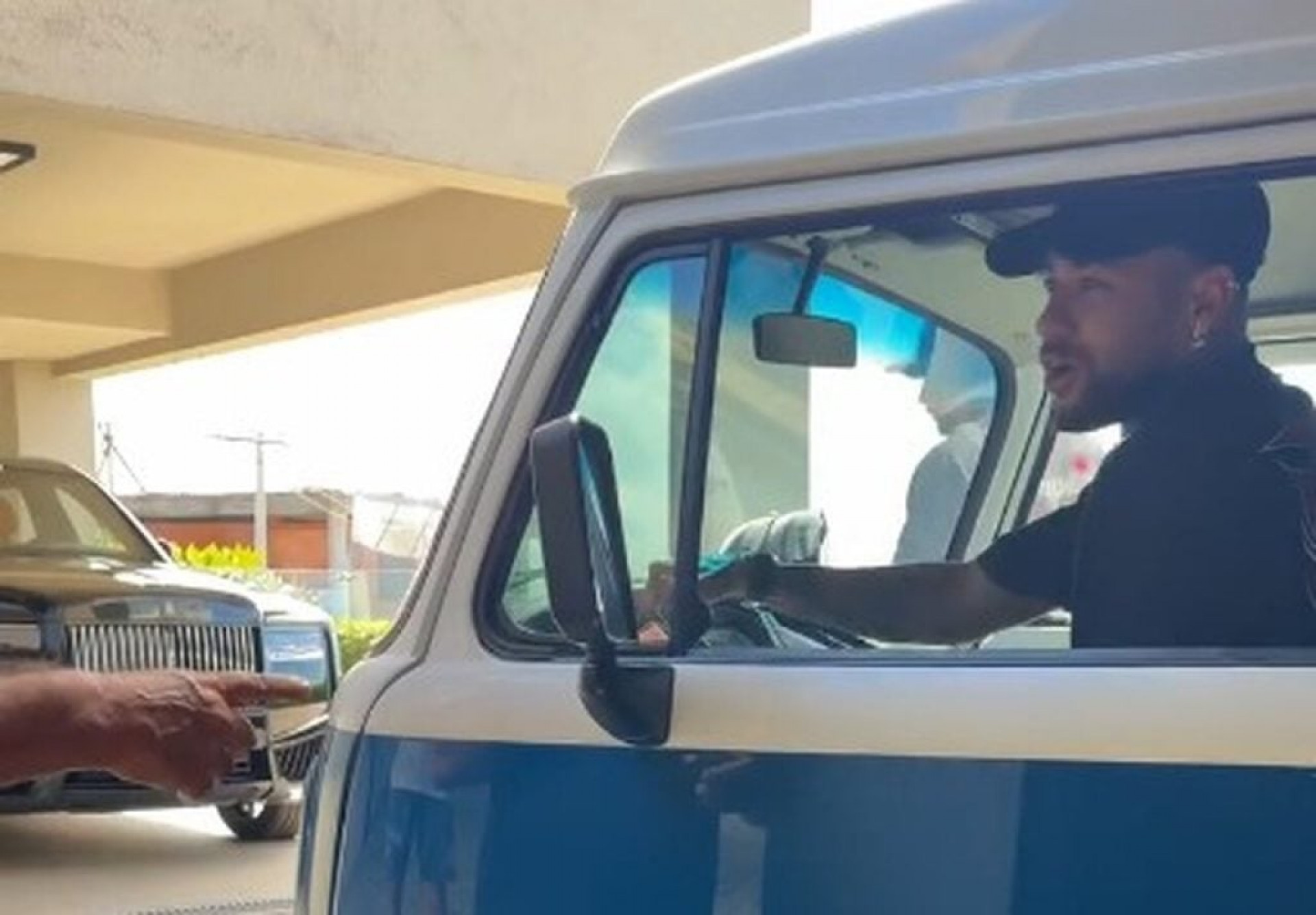 Neymar chega ao CT do Santos com kombi personalizada