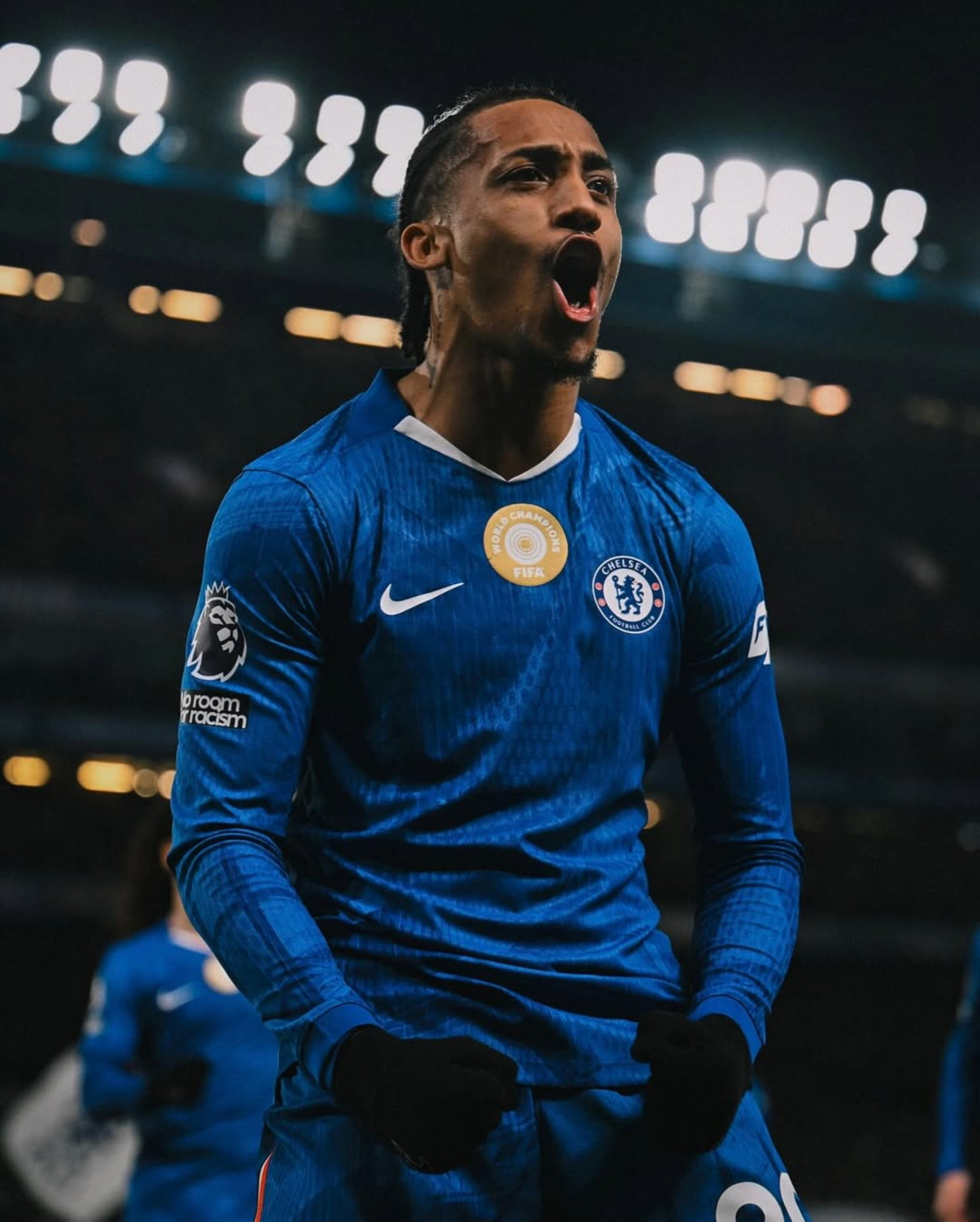 João Pedro comemorando gol contra o Leeds United