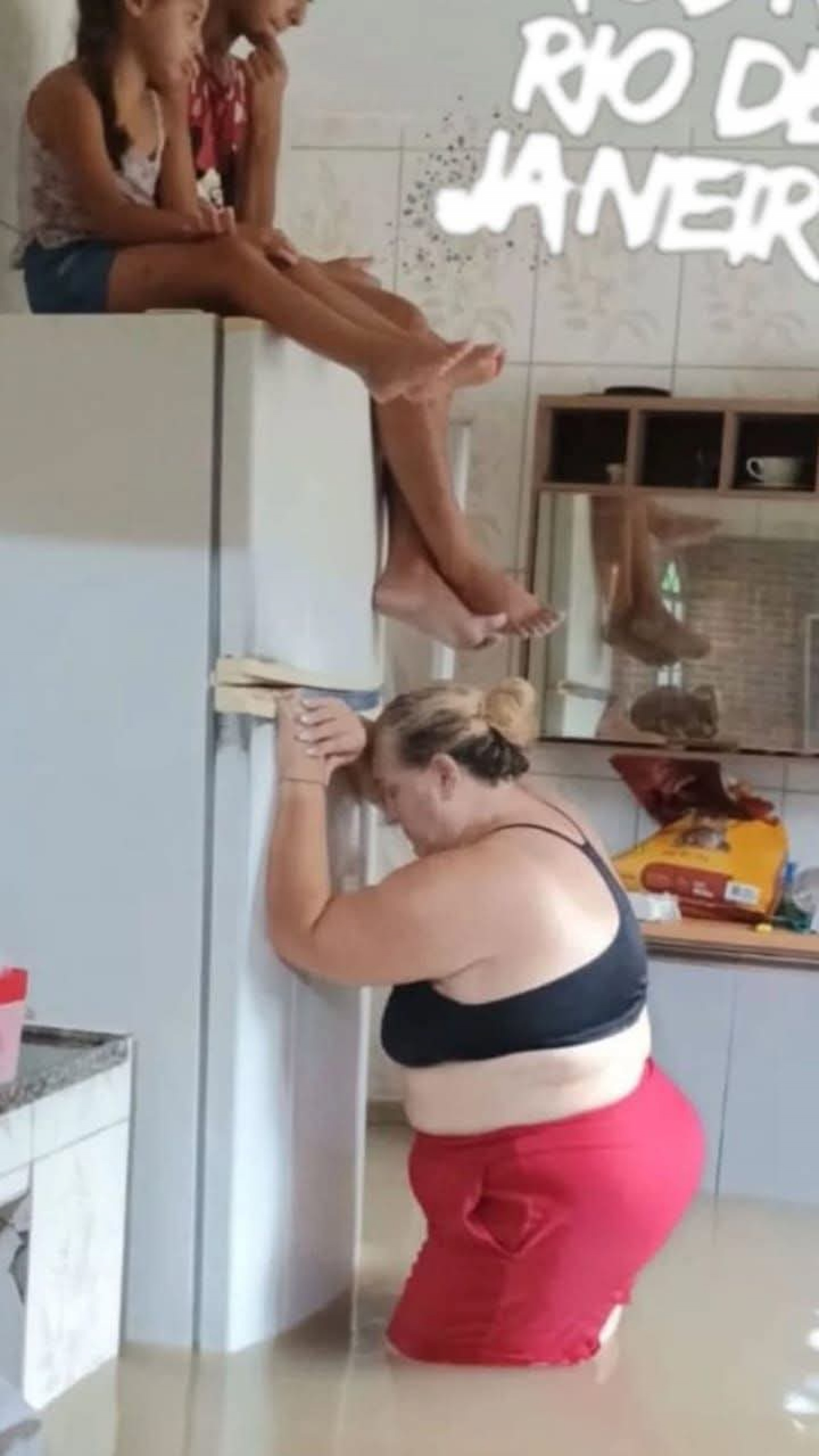 Foto mostra Ana Lucia Rodrigues Manso, de 53 anos, tentando proteger as netas, Ana Vitória, de 12, e Bela, de 6 - Arquivo pessoal